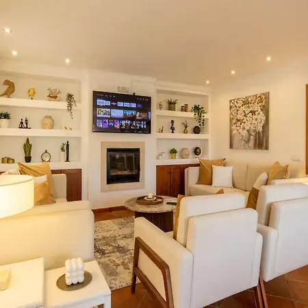 Luxurious Villa Elegant Decor With Pool تافيرا