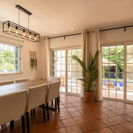 Luxurious Villa Elegant Decor With Pool